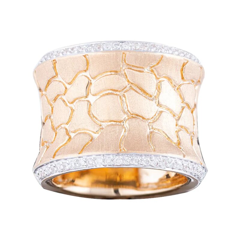 Anillo Cincelado En Oro Con Diamantes